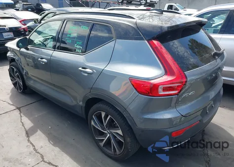 2019 Volvo Xc40 T4 R-Design z USA, uszkodzony, nr VIN YV4AC2HM0K2152315